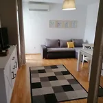 Dora 2 Apartamento