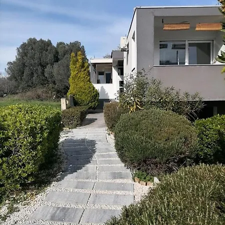 Appartement Dora 2 *