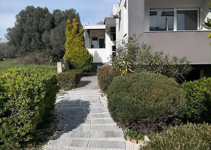 Appartement Dora 2 *